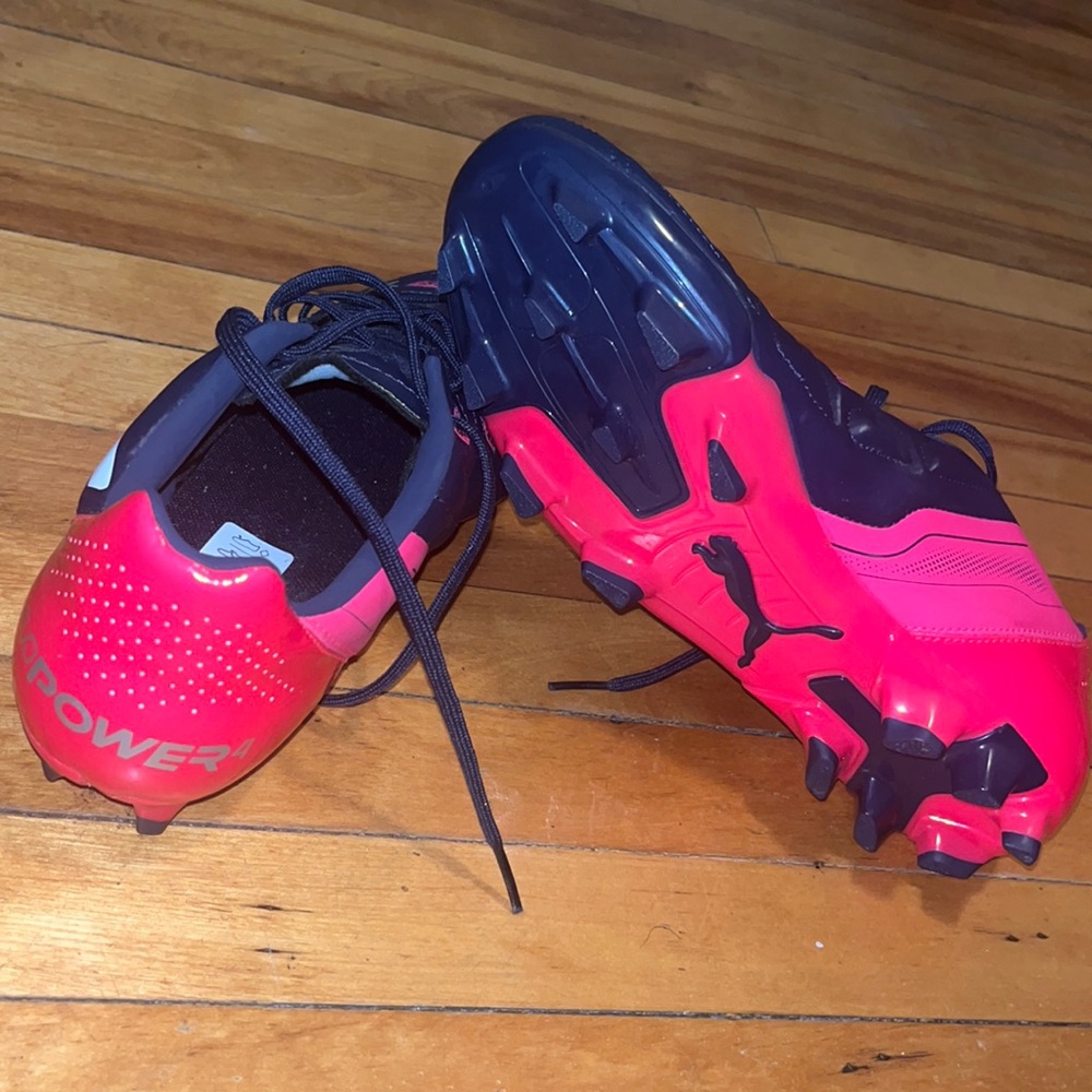 Puma cleats never worn size 9 1/2. I’ve had it in my closet for a while